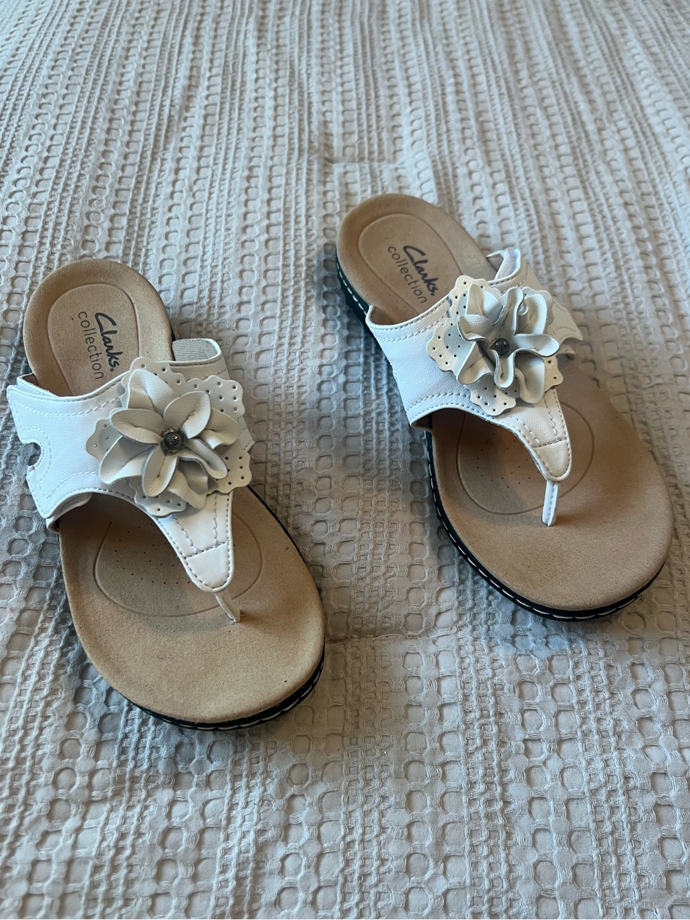 Clarks White Floral adjustable strap Thong Sandals for Women SZ 7.5 M